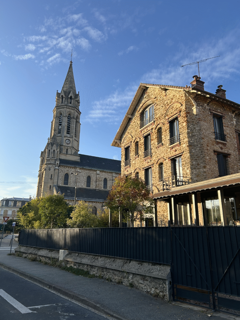 L'église Saint-Antoine dont l'architecte est Leyendecker comme le Château de la Reine Amélie.